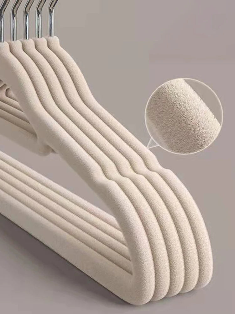 10-30pcs Non-Slip Fleece Hanger Bold Design Decorators Seamless