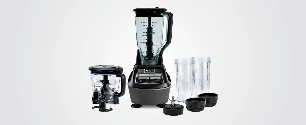 Multi-Functional Food Processor/Blender Making Smoothies