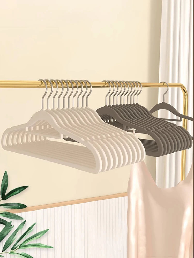 10-30pcs Non-Slip Fleece Hanger Bold Design Decorators Seamless