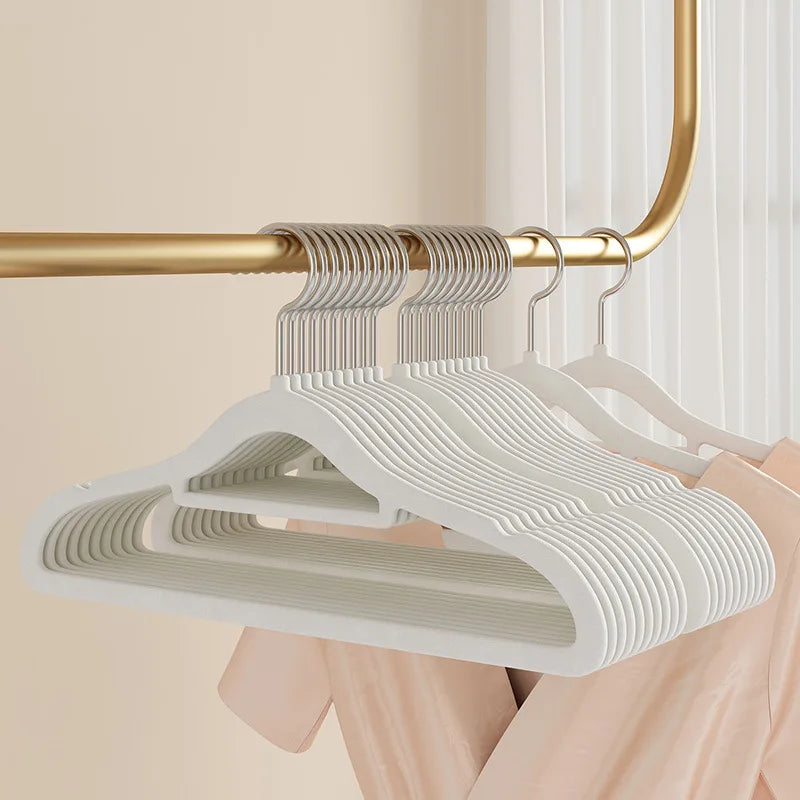 10-30pcs Non-Slip Fleece Hanger Bold Design Decorators Seamless