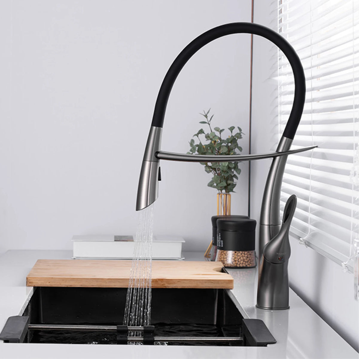 Modern Luxury Black Brass Faucet Pull-Out Magnetic Suction